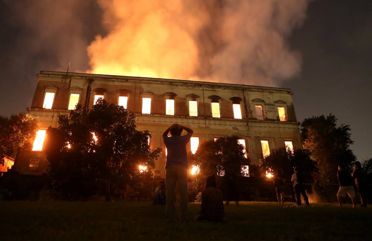 Cinco horas después, los bomberos habían logrado sofocar gran parte de las llamas, aunque seguían trabajando en su extinción total, indicó un fotógrafo de la AFP. FOTO REUTERS