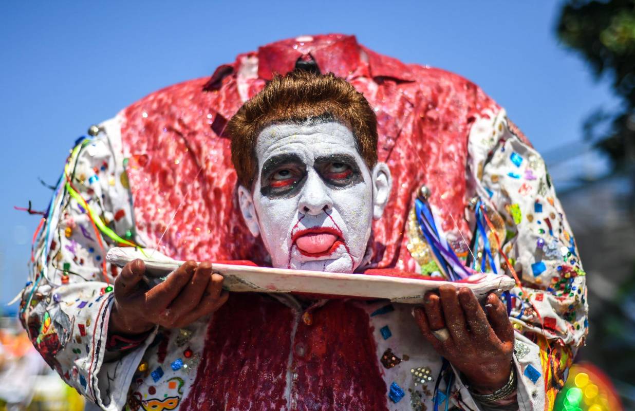 La Batalla de Flores, el evento más antiguo del Carnaval, se realiza desde 1903, cuando Colombia acababa de salir de la Guerra de los Mil Días (1899-1902), la más sangrienta contienda civil del país, y los barranquilleros decidieron que en vez de balas, los enfrentamientos entre la gente tenían que ser con flores. FOTO AFP