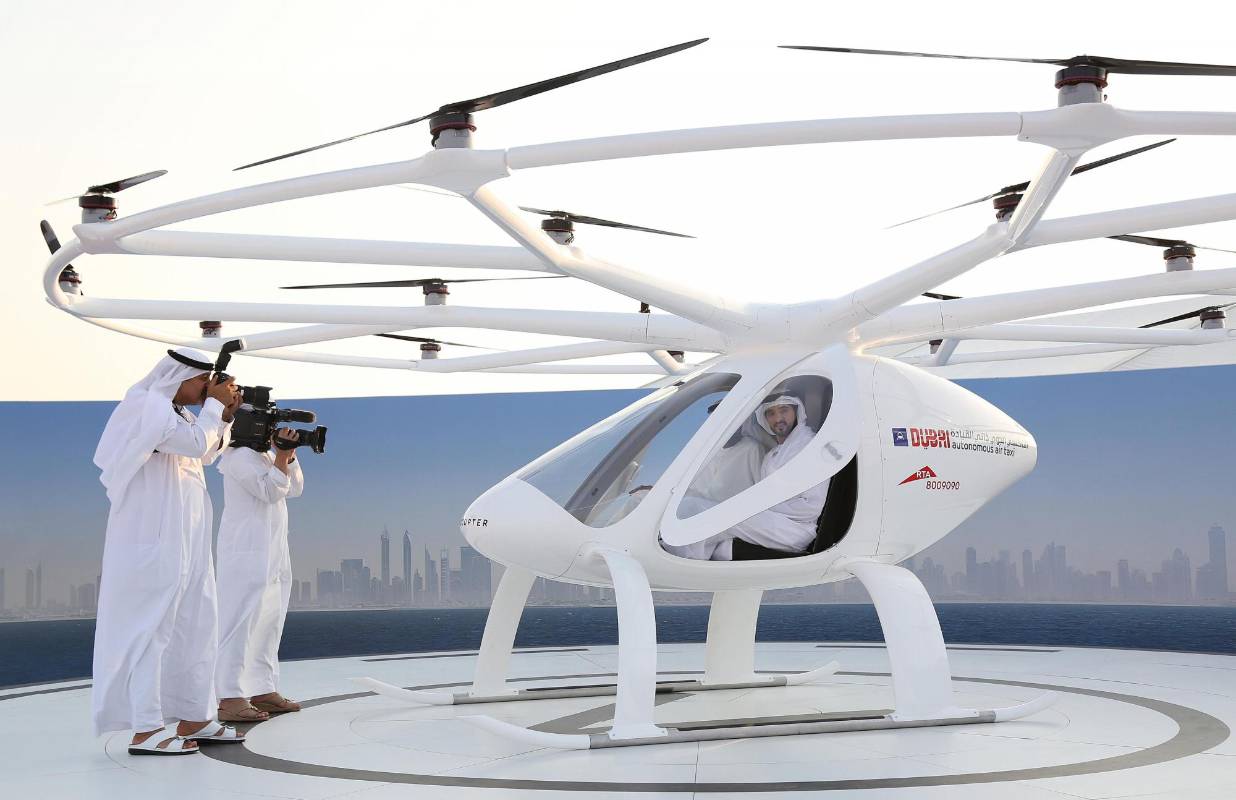 Dubái exhibió el lunes un vuelo para lo que dijo será el primer servicio de taxi con drones, en el marco de un ambicioso plan de la ciudad de Emiratos Árabes Unidos para liderar al mundo árabe en innovación. FOTO REUTERS