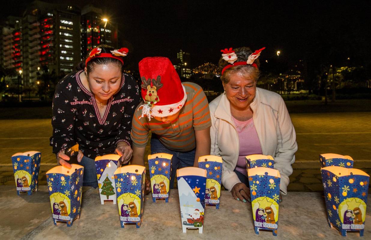 En Parques del río se reunieron varias familias a armar los faroles y prender velitas. Foto: Jaime Pérez