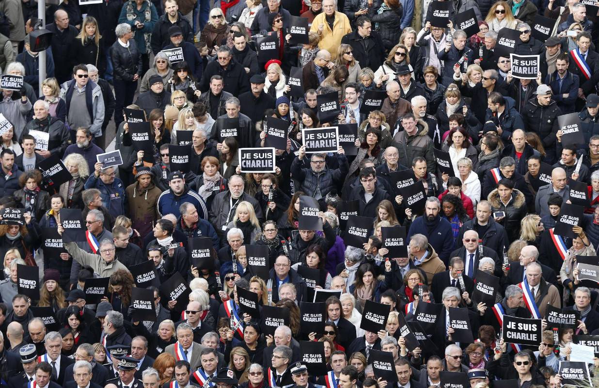 También hubo marchas en solidaridad con “Charlie Hebdo” en Niza (sur), donde cerca de 25.000 se reunieron en el Paseo de los Ingleses a lo largo de la playa; Orléans (centro), con unos 22.000 asistentes;... FOTO AFP