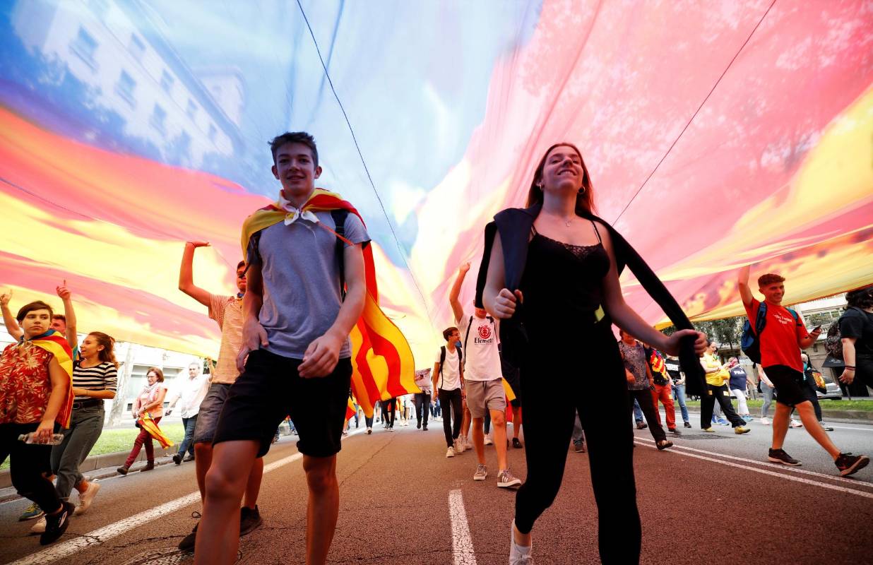 Las manifestaciones fueron convocadas por “Tsunami Democrático”, una organización que apareció a través de internet y elevó el nivel de las protestas del independentismo catalán, que hasta esta semana tuvo pacíficas movilizaciones. FOTO Reuters