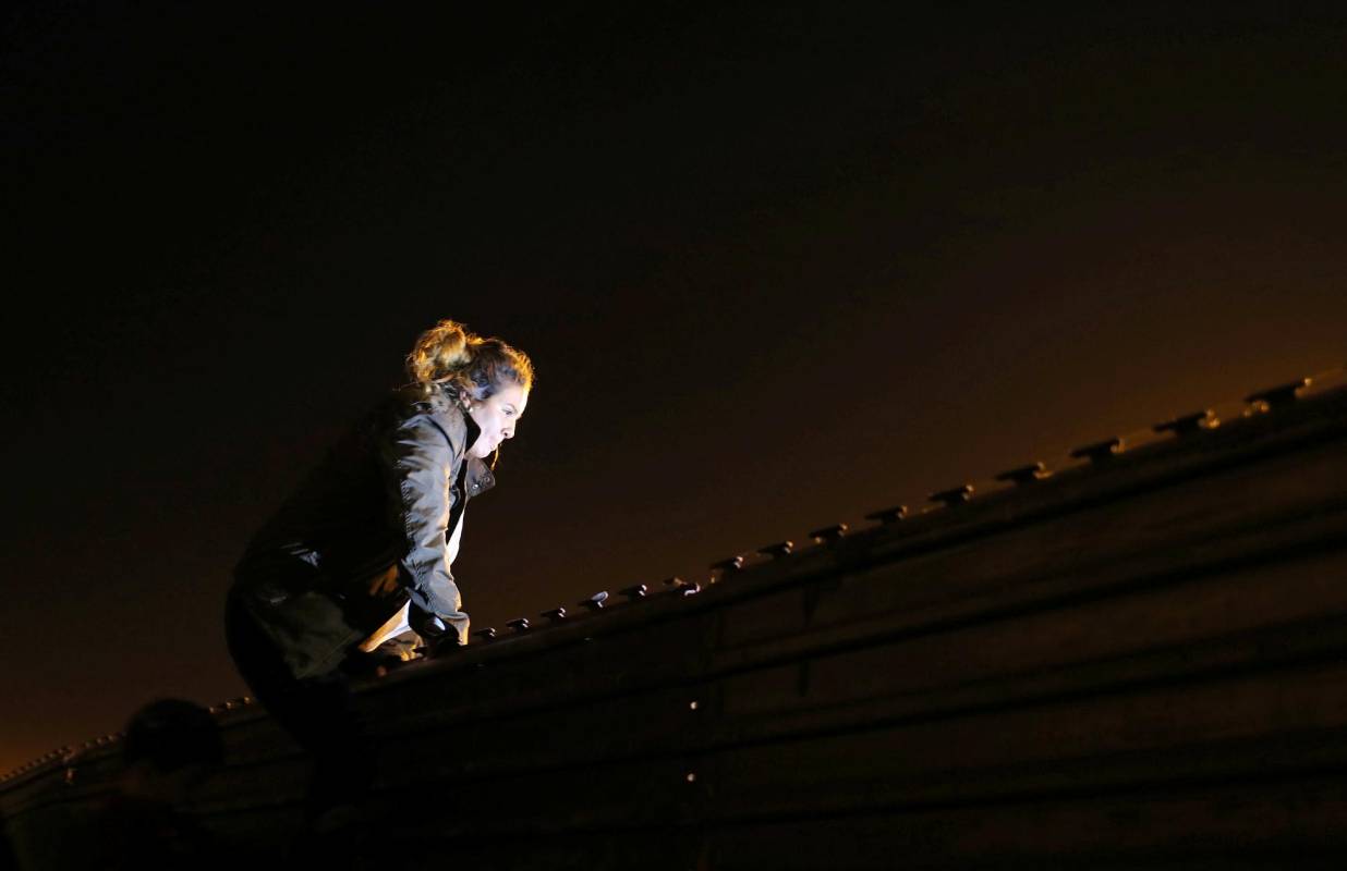 En difíciles condiciones de calor, hambre y deshidratación, los migrantes de Centro y Suramerica tratan de cruzar desde México hacia el norte, bajo el constante asedio de las autoridades norteamericanas que buscan evitar la llegada de estos grupos de familias que no tienen la visa para entrar al país. Foto: REUTERS