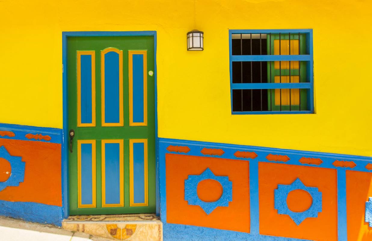 Guatapé tiene su encanto en que ha sabido recuperar su tradición de antaño al pintar sus casas y puertas creando un ambiente único. Foto: Camilo Suarez