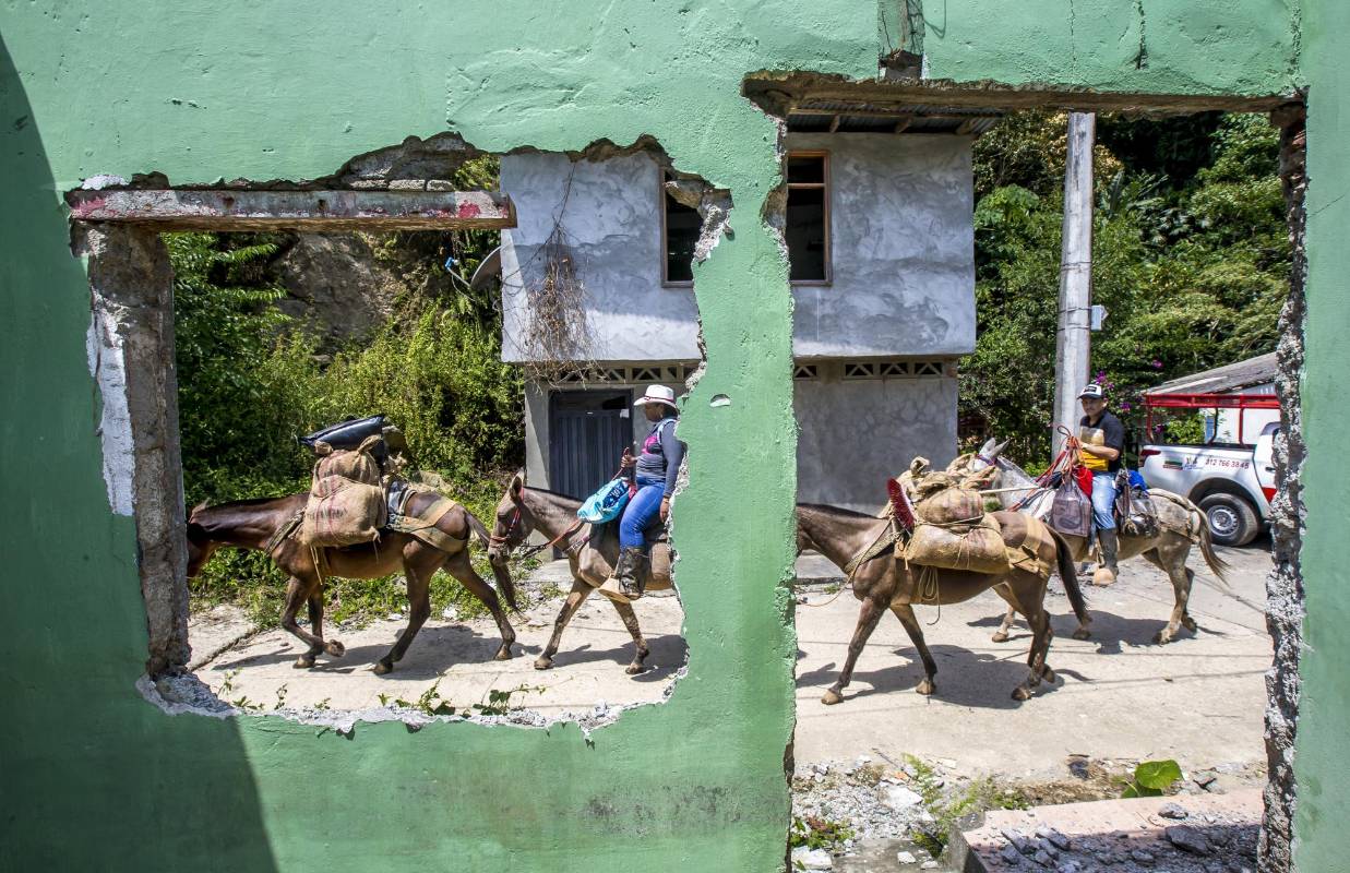 El retorno de algunas familias empezó el sábado 26 de julio cuando se finalizó la construcción del muro de la presa de Hidroituango. Foto Juan Antonio Sánchez Ocampo