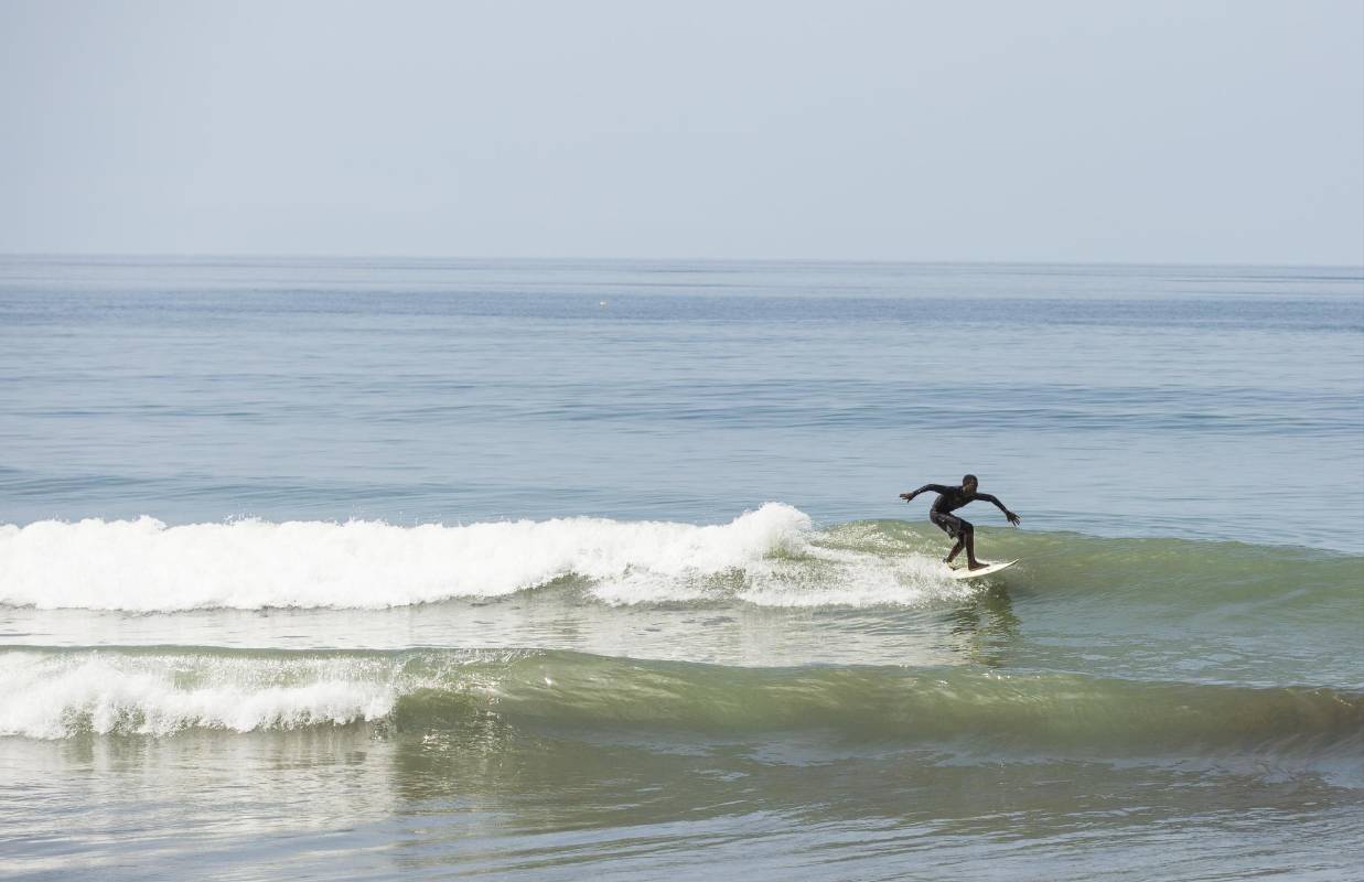 El surf traído por los turistas se ha convertido en el escape perfecto para los jóvenes de la región. Foto. Camilo Suarez