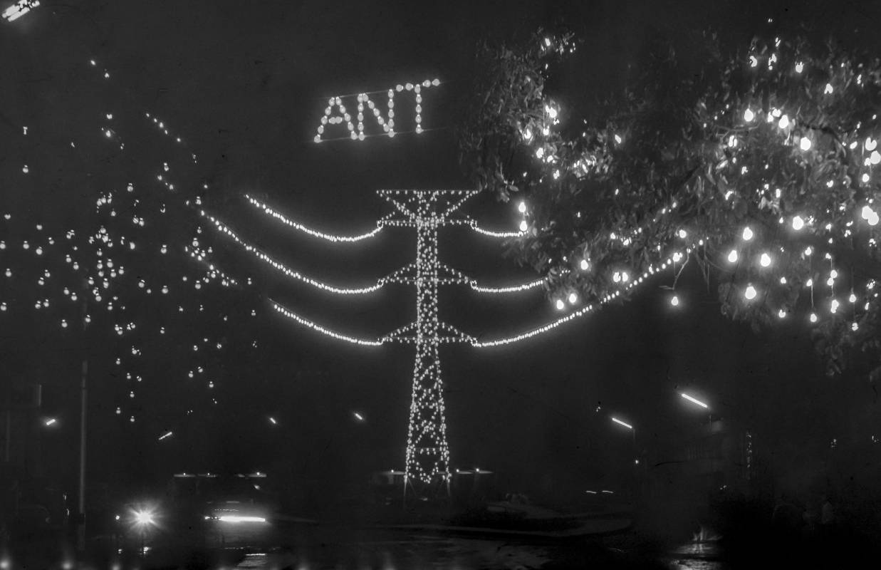 Alumbrado sobre la autopista en el año 1976. Foto: Archivo El Colombiano