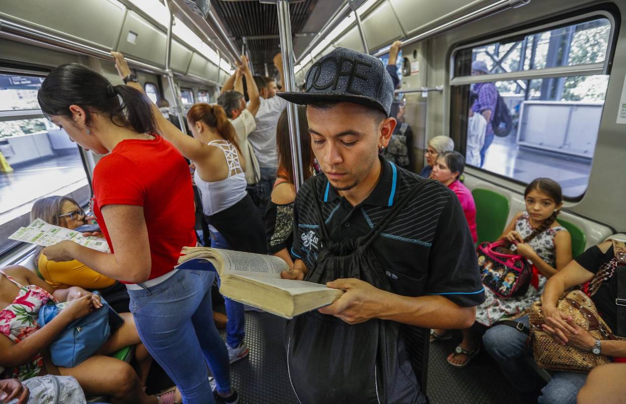 En medio de la agitada rutina de la ciudad, lectores espontáneos aprovechan un momento de calma para leer un buen libro. Foto: Manuel Saldarriaga.