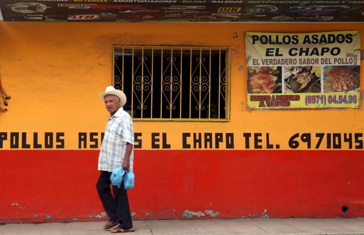 Desde el restaurante de pollo asado “el Chapo” cerca de la plaza principal hasta en las declaraciones de algunos funcionarios locales, la presencia del capo a quien los lugareños llaman “El Viejón” se cierne sobre la ciudad de 400 años de edad que vive y respira drogas.