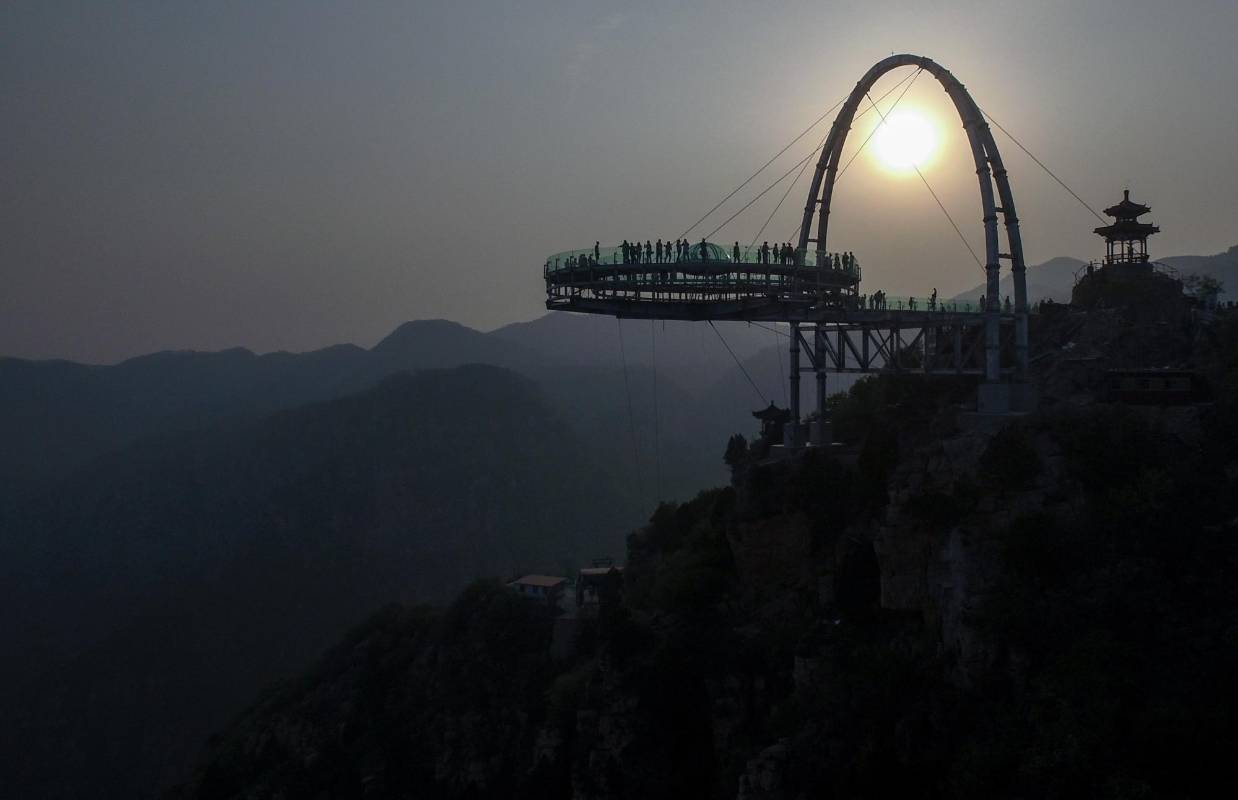 En China inauguraron un mirador de cristal de 415 metros cuadrados en un precipicio de 32,8 metros de altura. La atracción ubicada en Shilinxia, en el distrito de Pinggu, en Pekín se puso de moda entre los turistas. FOTO AFP