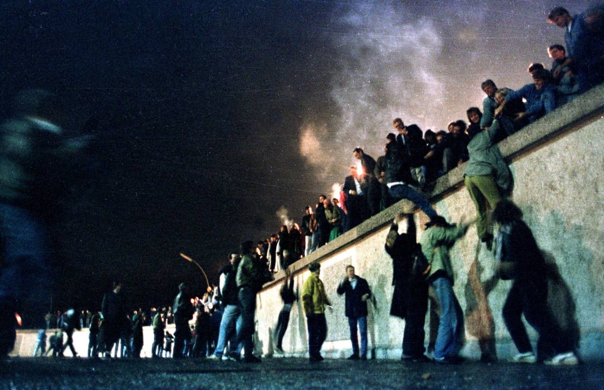 En la caída del muro de Berlín, los alemanes bailaron alegremente sobre los restos de concreto. Foto de archivo. FOTO REUTERS