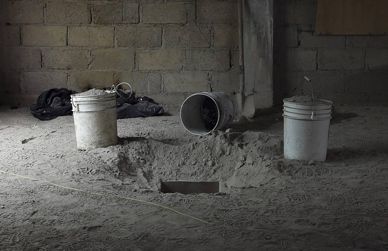 Una de esas personas dijo que su hijo trabajó de albañil en la construcción de la casa, que recibió buena paga por ello y que el edificio se hizo en sólo tres meses. FOTO AFP. 