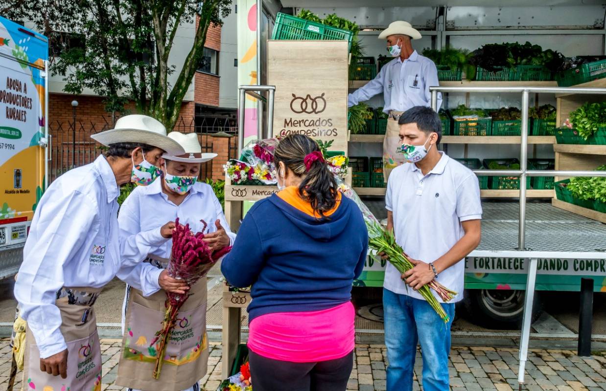 La Alcaldía de Medellín puso en funcionamiento Mercampesinos Móvil, unos camiones que visitarán los barrios ofreciendo los productos cultivados en la ciudad. Foto: Juan Antonio Sánchez