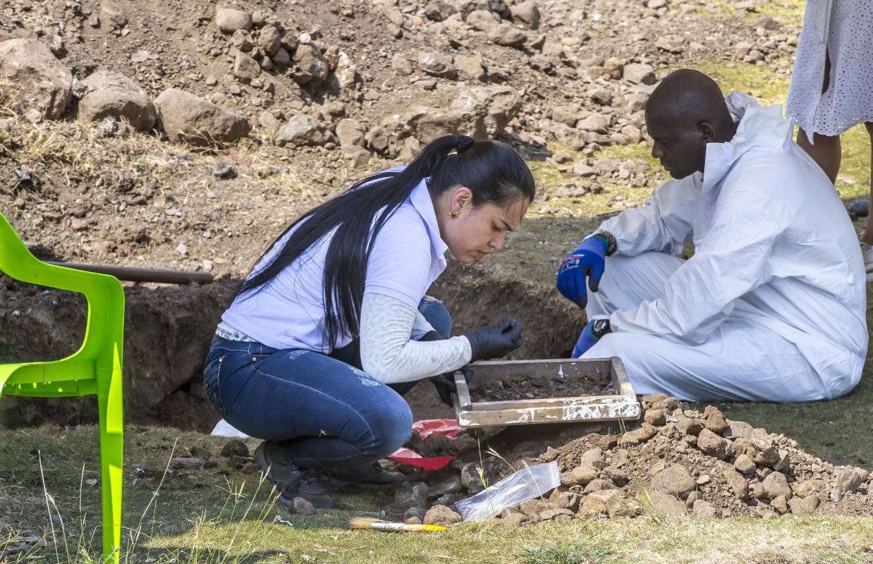 En Dabeiba se adelanta entrevistas y toma de muestra de ADN para cotejar con los cuerpos exhumados y facilitar su identificación. Foto Juan Antonio Sánchez Ocampo