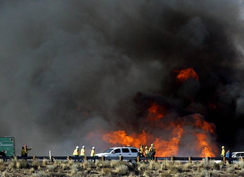 Un incendio de vegetación alcanzó la autopista en el Puerto del Cajón, en el sur de California (Estados Unidos). FOTO REUTERS