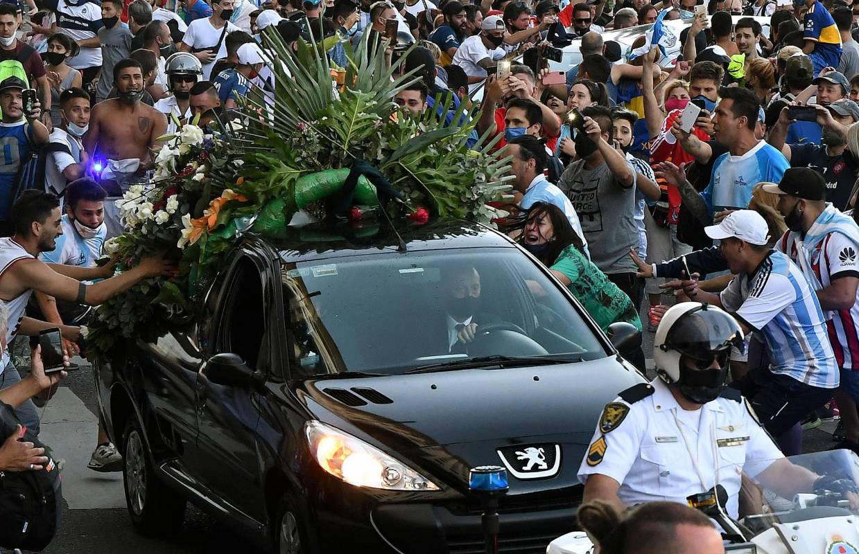 Fanáticos en el mundo le rindieron tributo a la leyenda del fútbol argentino Diego Armando Maradona enterrado en las afueras de Buenos Aires. El cortejo fúnebre recorrió unos 40 km desde la Casa Rosada, sede del Ejecutivo, donde se realizó la velación. Foto: AFP