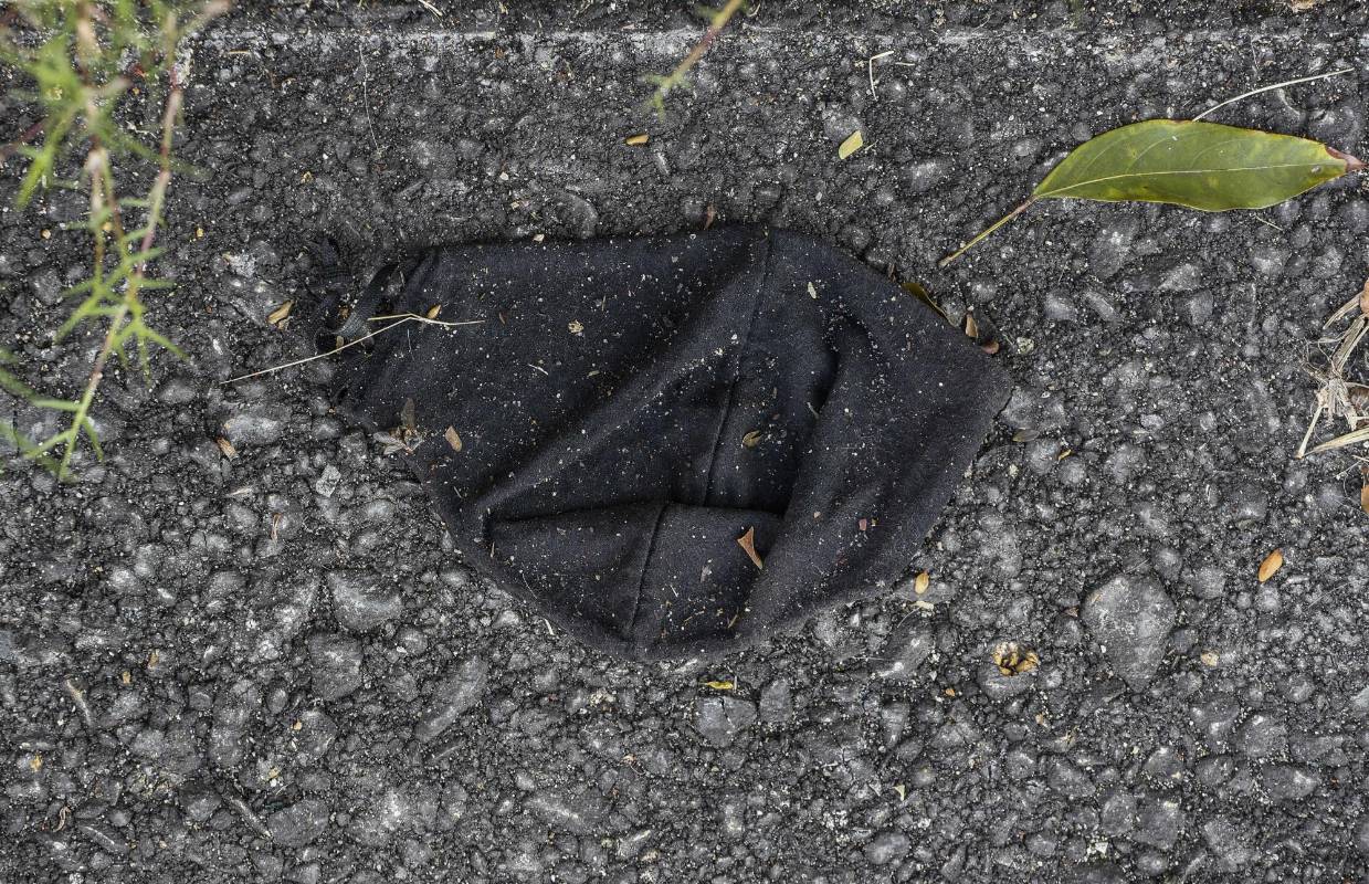 Los tapabocas que son elementos de bioseguridad, esos que protegen y salvan vidas, son tirados al piso como basura después de su uso. Una preocupante práctica porque genera contaminación y además un riesgo porque no se sabe el estado de salud de quien los usó. Foto: Manuel Saldarriaga Quintero.