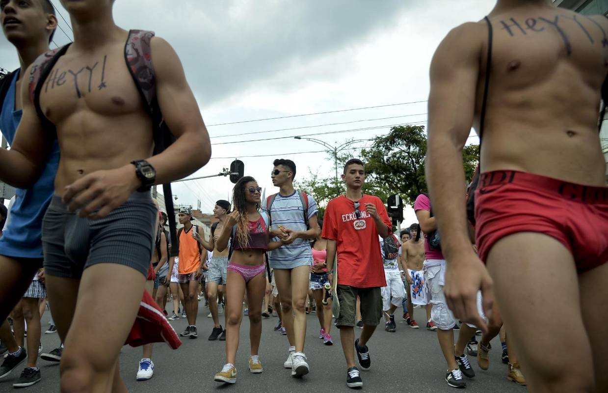 Más de dos mil personas hicieron parte de la tradicional ‘marcha sin pantalones’ realizada en Medellín. La manifestación tenía como fin defender la libertad de expresión a nivel mundial. FOTO AFP.