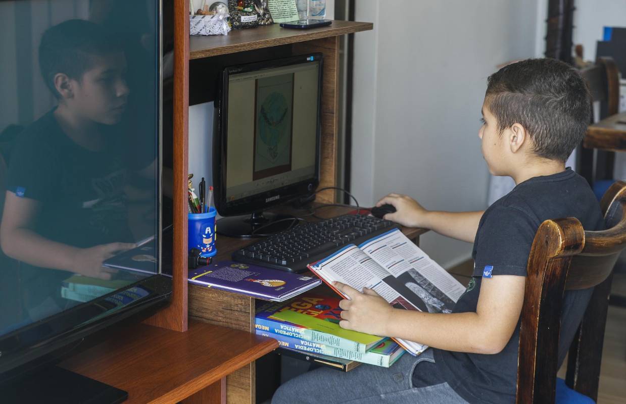 Diferentes formas y espacios utilizan hoy por hoy muchos niños, adolescentes y jóvenes para cumplir con la jornada educativa desde sus casas, ante la pandemia por covid-19, que postergó el regreso a las aulas educativas. FOTO MANUEL SALDARRIAGA QUINTERO