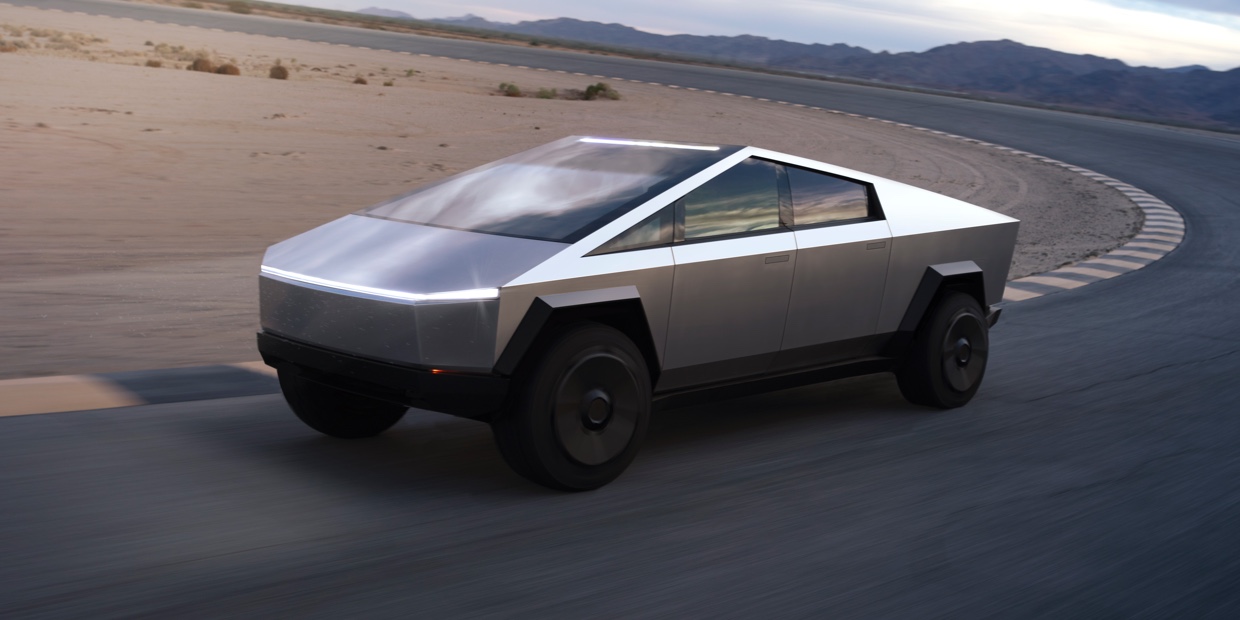 De acuerdo con la compañía, la camioneta cuenta con una estructura exterior de acero inoxidable extra fuerte. Tiene un volante rectangular, una cubierta superior de dos metros y puede llevar hasta seis pasajeros. La camioneta estará a la venta a finales de 2021 en Estados Unidos. Foto: Cortesía Tesla