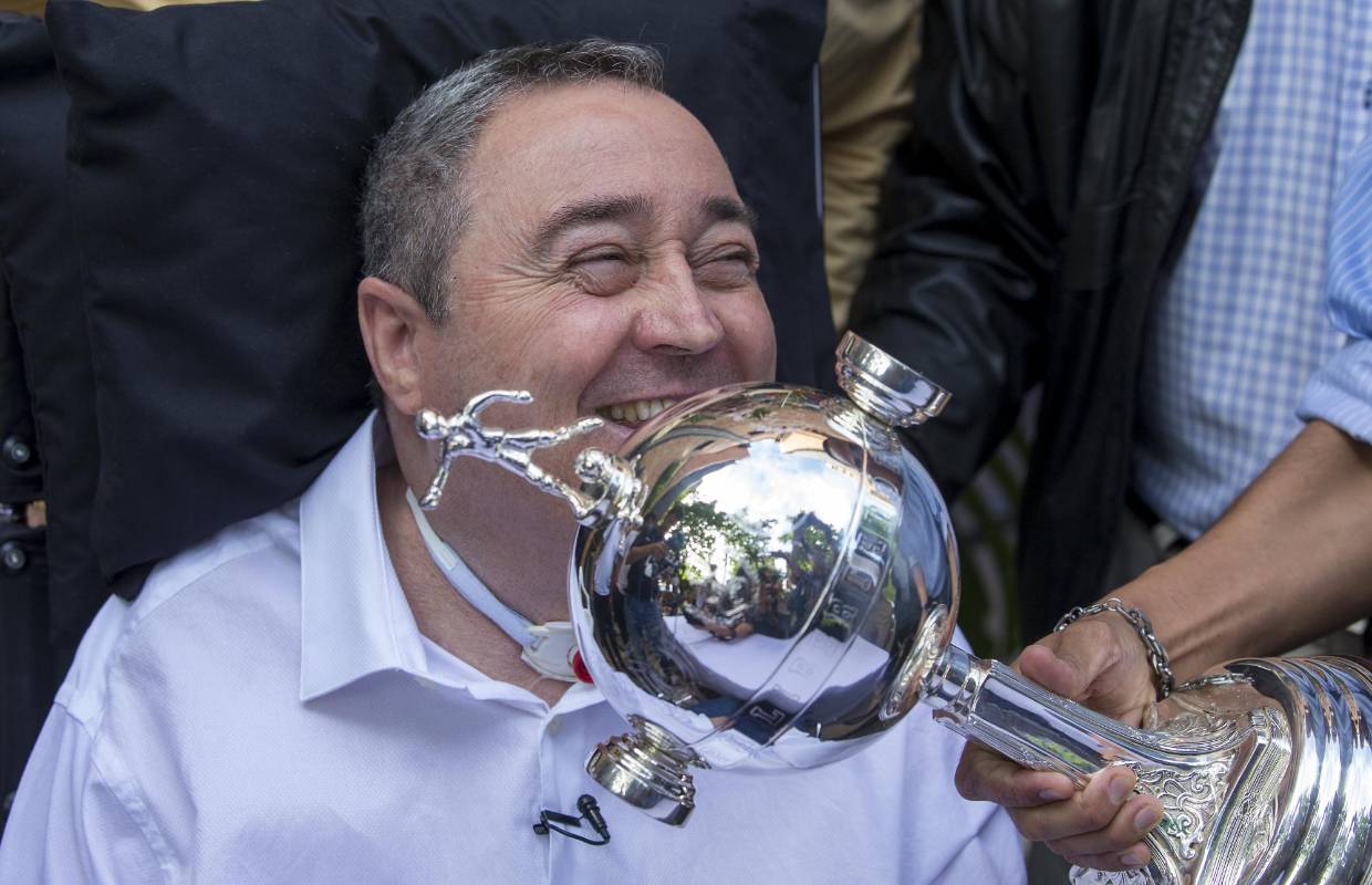 El técnico cumplió su sueño de tener el trofeo en casa. Su sonrisa da fe de la felicidad que experimentó. FOTO JUAN ANTONIO SÁNCHEZ