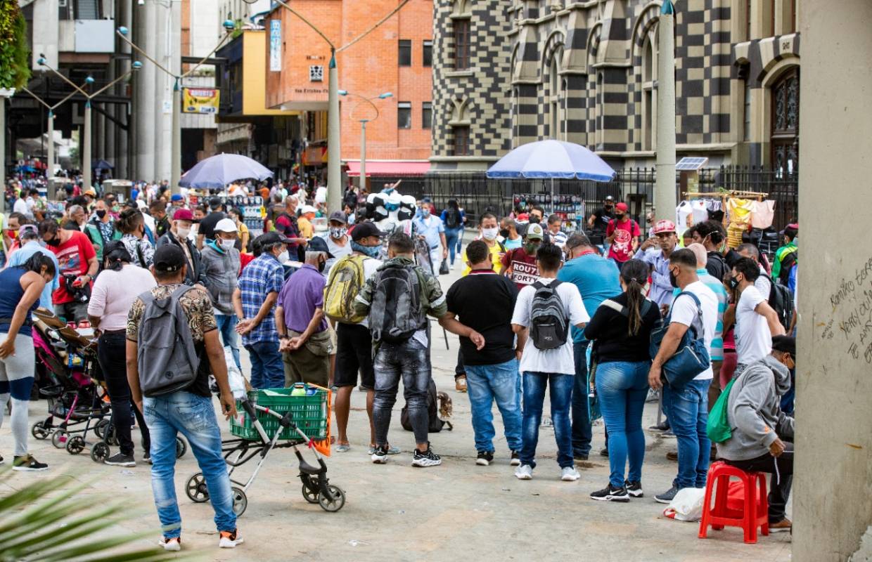 Debido al desacato de los ciudadanos de no cumplir con los elementos de bioseguridad en el centro de la ciudad, la alcaldía retoma la cuarentena, a partir del mañana. FOTO JAIME PÉREZ