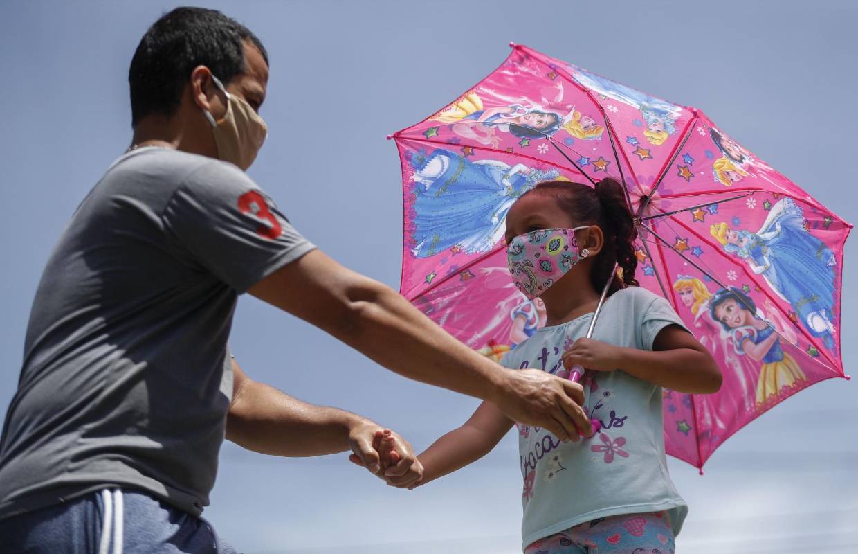 Los niños en la semana podrán salir tres veces de su casa por espacio de 30 minutos, siempre acompañados de un adulto responsable. Foto Manuel Saldarriaga Quintero.