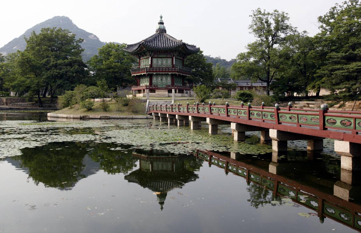 El Hanok, estilo arquitectónico de la tradición coreana utiliza las bondades de la piedra para mantener caliente la estructura en el frío invierno y lo mezcla con bellas tallas de madera en sus puertas que mantienen fresco durante el verano. Los cimientos casi siempre eran de piedra, los pisos de adobe y los techos curvos con tejas de barro en la parte exterior. Foto:Manuel Saldarriaga Quintero.