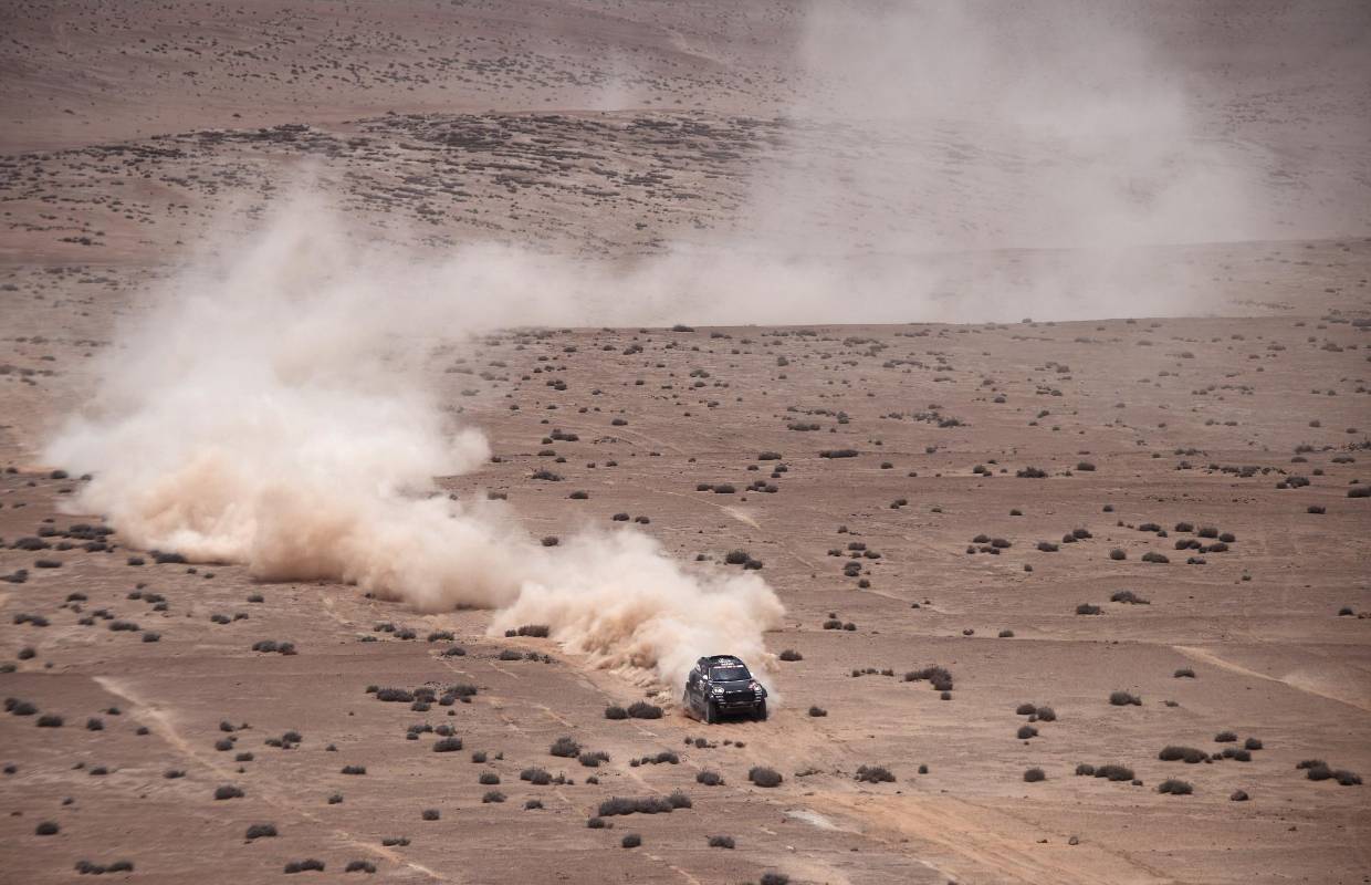 El piloto de Mini Nani Roma y su copiloto Alexandre Haro Bravo de España durante la dura competencia del Dakar 2019 entre San Juan de Marcona y Arequipa, Perú. Foto: AFP
