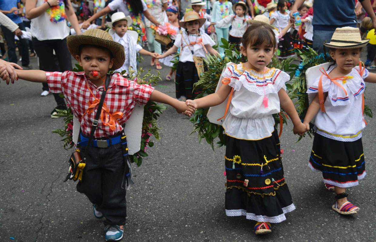Además de símbolos de paz que evocan el momento decisivo que atraviesa el país con los acuerdos de que se negocian con las Farc en La Habana. FOTO AFP