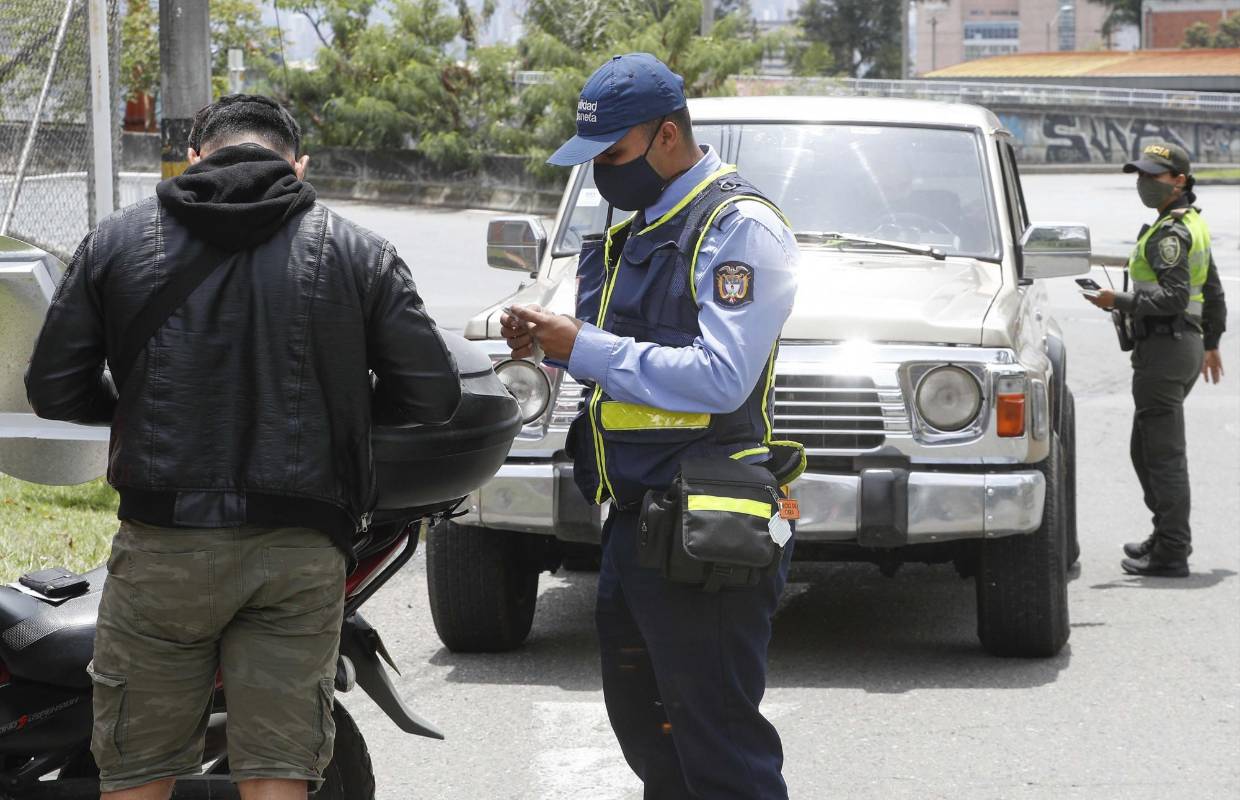 Así se veían las vías del municipio de Sabaneta, en el sur del Valle del Aburrá, este fin de semana de cuarentena total. Algunas personas salieron a las calles haciendo caso omiso a las restricciones y fueron sancionadas con una multa de $936.320. FOTOS MANUEL SALDARRIAGA QUINTERO
