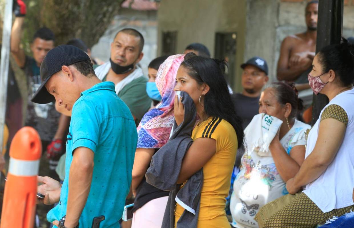 Un deslizamiento de tierra que ocurrió a la media noche del pasado domingo en el municipio de Valdivia cayó sobre un establecimiento comercial donde se encontraban unas 20 personas, según el reporte inicial de las autoridades. Foto: Juan Antonio Sánchez.
