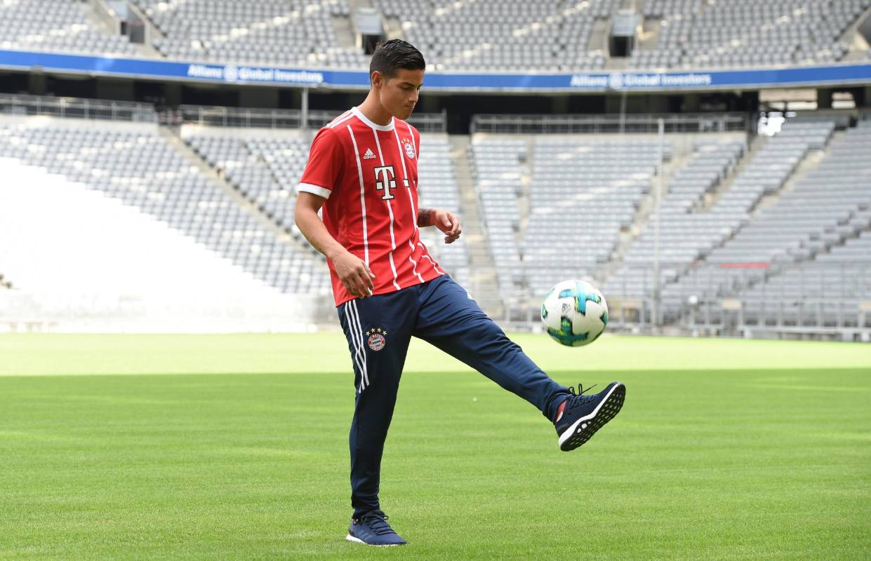 Luego del evento, James saltó a la cancha del Allianz Arena para tocar el balón con la indumentaria de su nuevo equipo. FOTO REUTERS