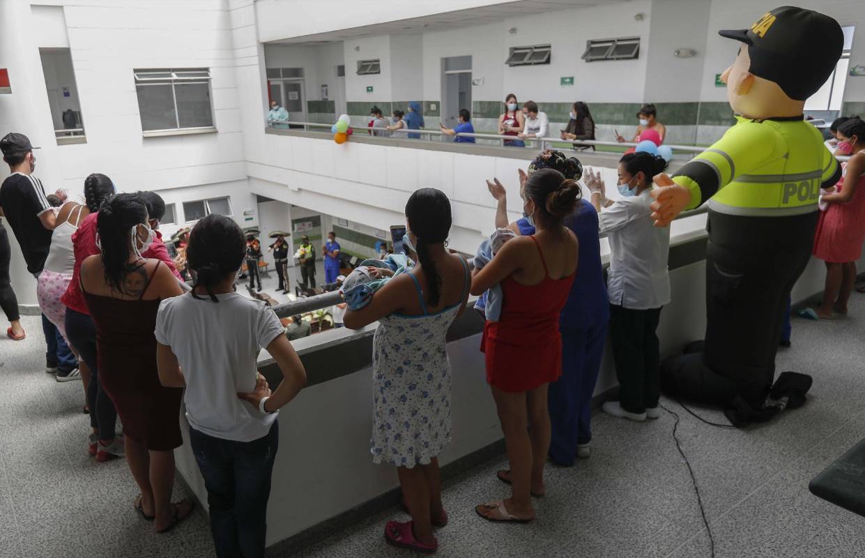 Sorprendidas quedaron las madres en la unidad intermedia la piloto del barrio Manrique de Medellín, cuando llegaron miembros de la policía Metropolitana acompañados de un conjunto de mariachis a celebrarles su día especial. Foto: Manuel Saldarriaga Quintero.