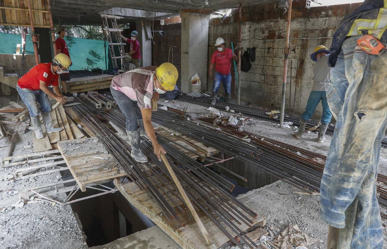 Trabajadores se hacen mas frecuentes en las construcciones, después de que el gobierno nacional permitió que en esta época de cuarentena se reactivaran estas labores para mejorar la economía tanto de los obreros como las constructoras. Foto: Manuel Saldarriaga Quintero