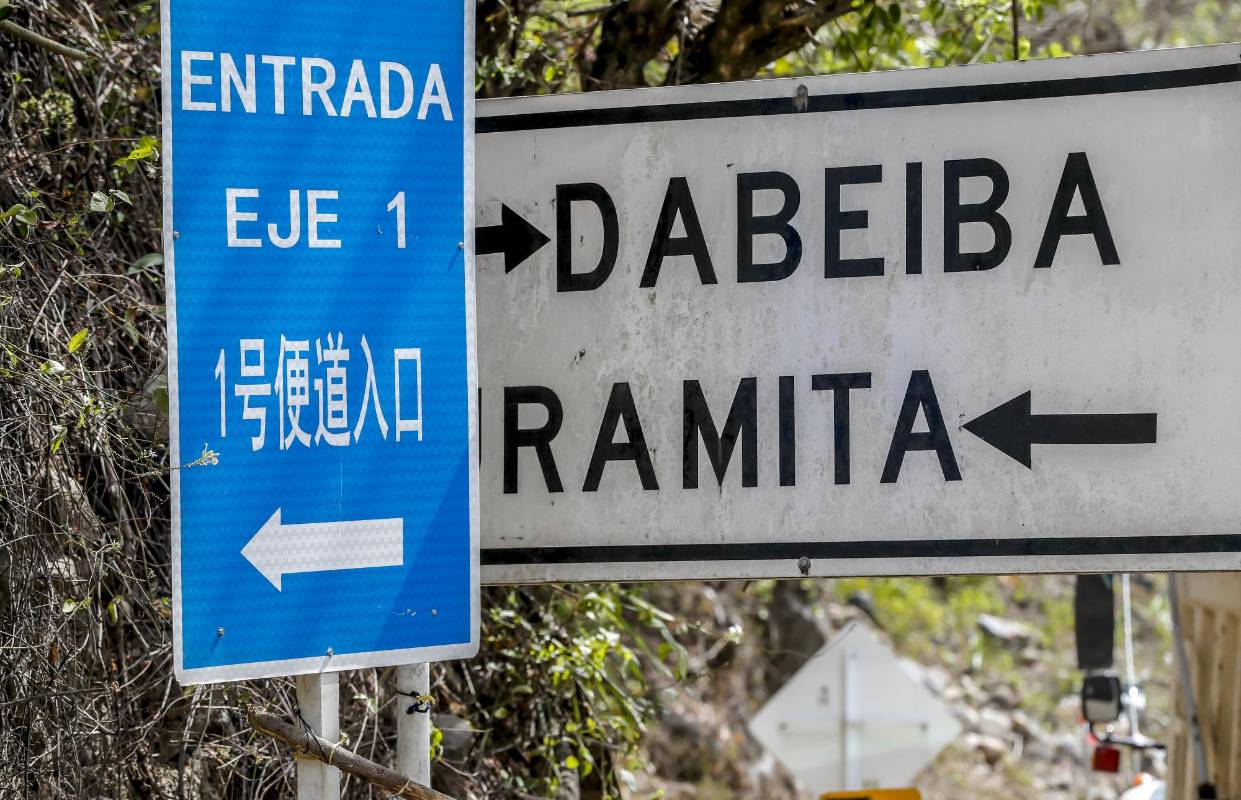 Los letreros en mandarín contrastan con las señalizaciones viales que existen en la vía a Urabá. Foto Juan Antonio Sánchez Ocampo