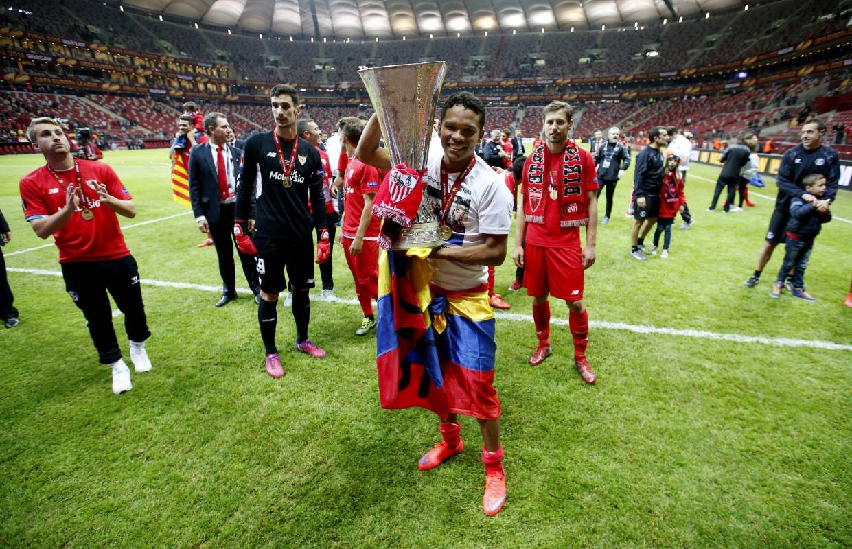 El delantero colombiano Carlos Bacca fue héroe de la final de la Liga Europa que su equipo le ganó 3-2 al Dnipro ucraniano. FOTO REUTERS