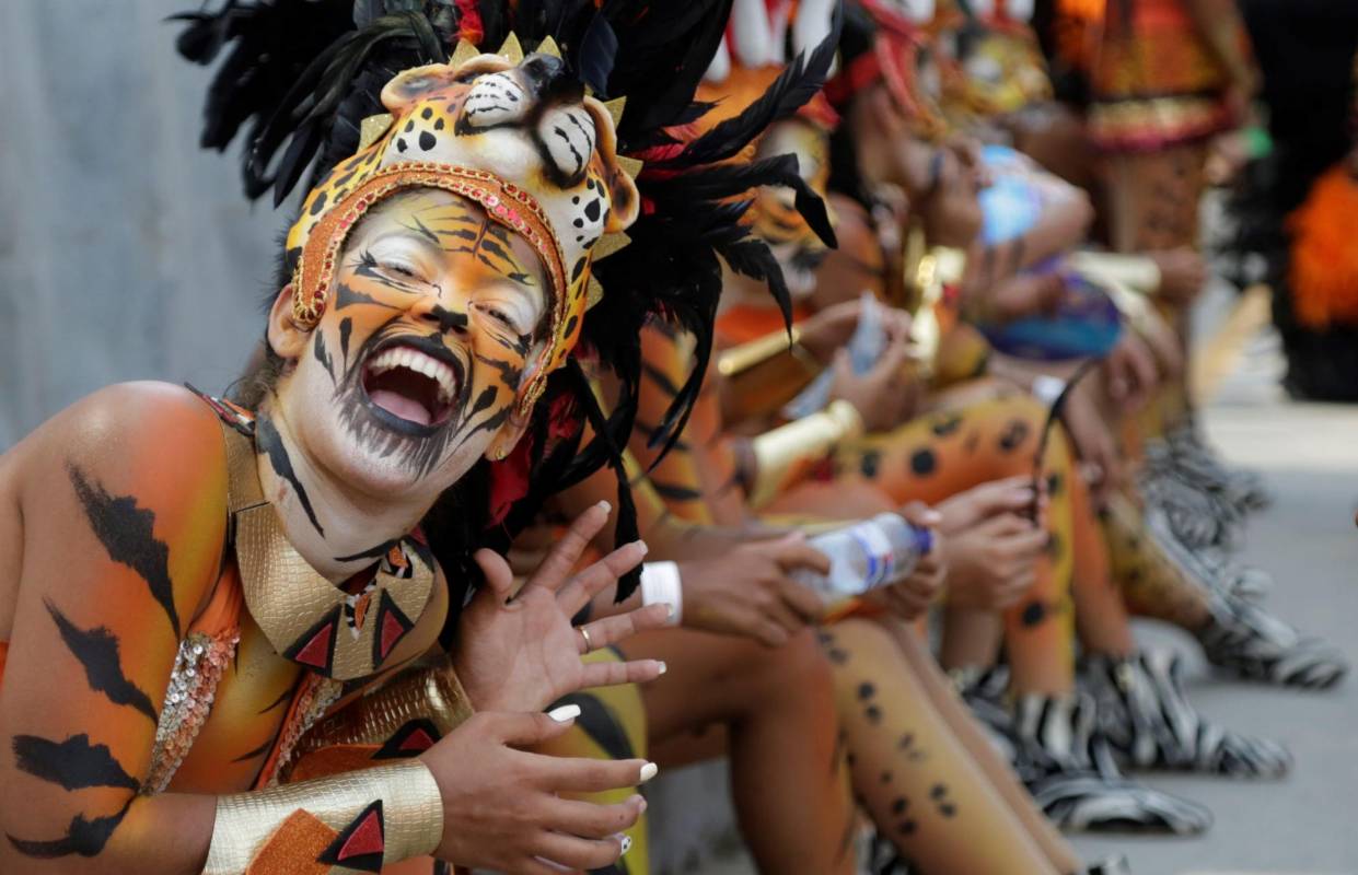 Integrantes de una comparsa participan el desfile de la Batalla de Flores, que dio inicio al Carnaval de Barranquilla. Foto: EFE/ Ricardo Maldonado Rozo 