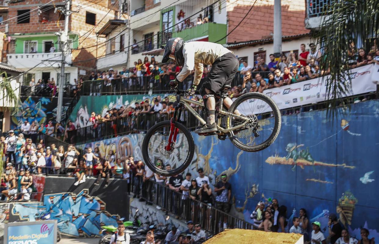 Con la realización de la carrera Downhill Challenge, la organización del Guinness World Records le concedió a Medellín el titulo de la pista urbana de ciclismo más larga del mundo. Foto: Robinson Sáenz