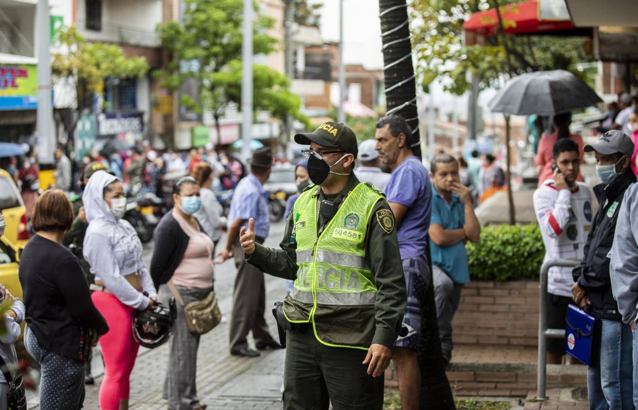 En Castilla es tanta la gente, que pasa mucho tiempo para que llegue la policía a tratar de controlar las aglomeraciones. Foto Julio César Herrera