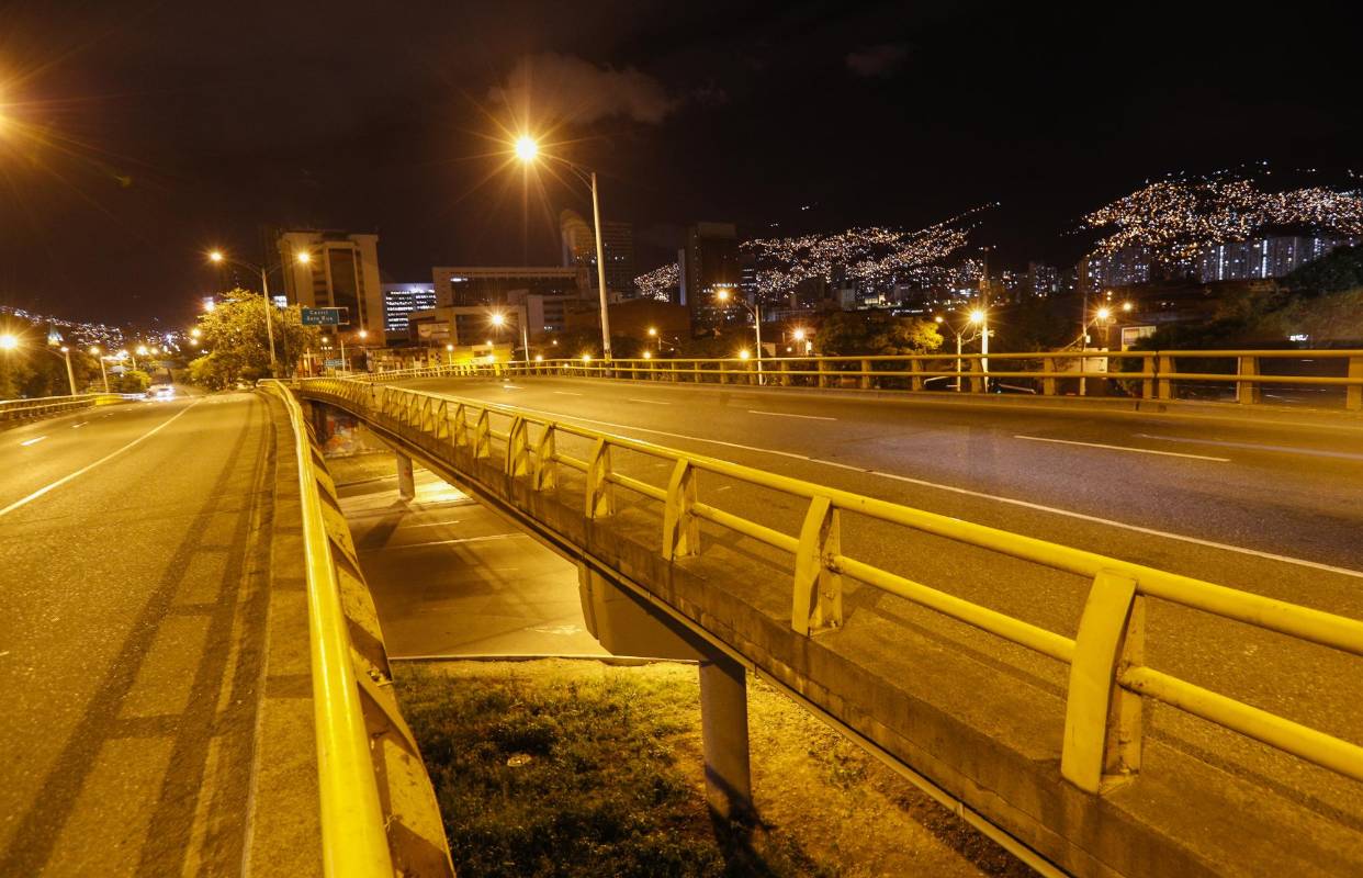 Los 10 Alcaldes del área metropolitana decidieron aplicar ley seca y toque de queda para evitar el contagio del covid-19 en esta época de celebración del día de la madre. Foto: Manuel Saldarriaga Quintero