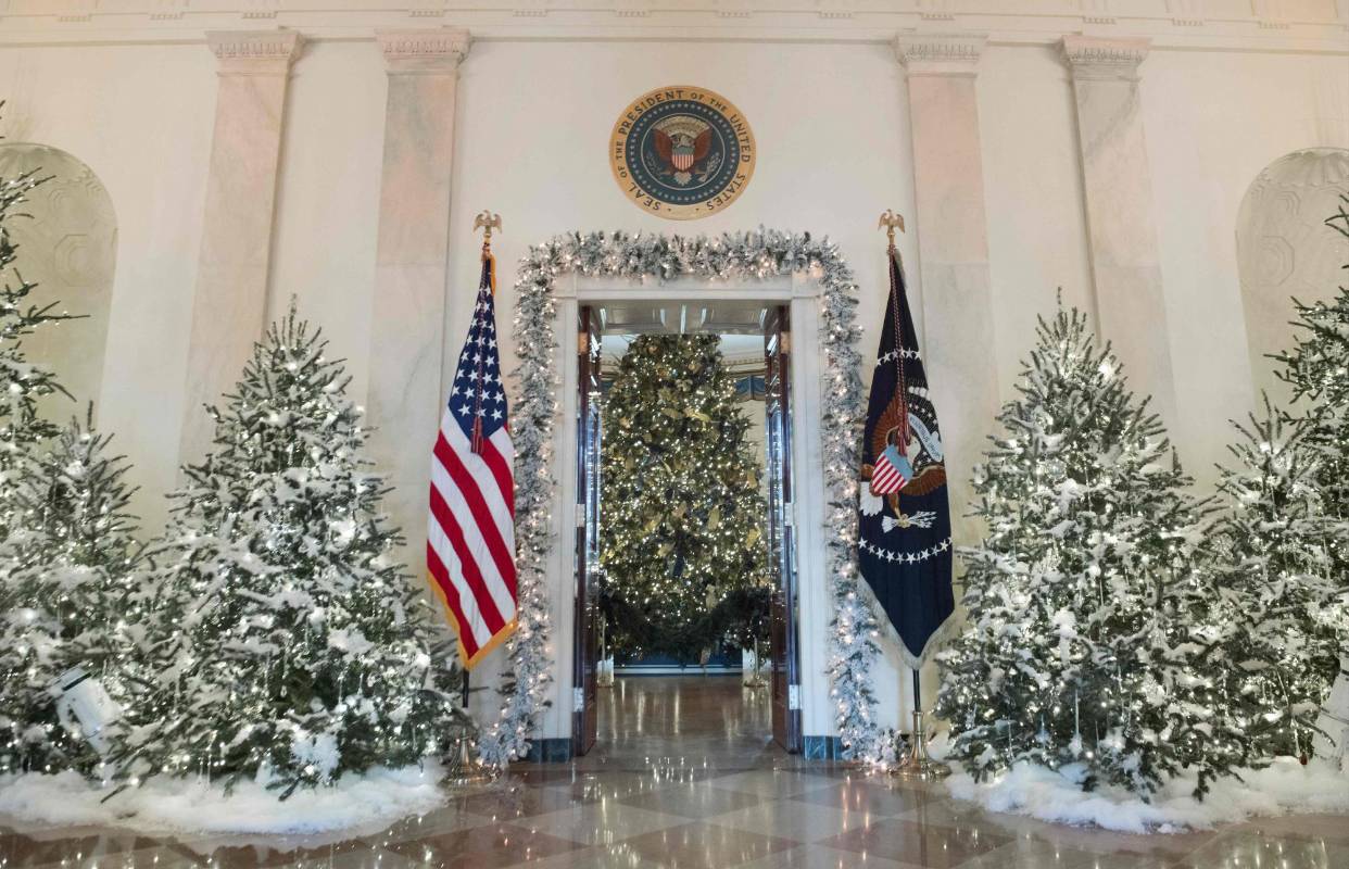 “El presidente, (mi hijo) Barron y yo estamos muy ilusionados con nuestras primeras Navidades en la Casa Blanca”, señaló Melania Trump en un comunicado de la Casa Blanca. FOTO AFP