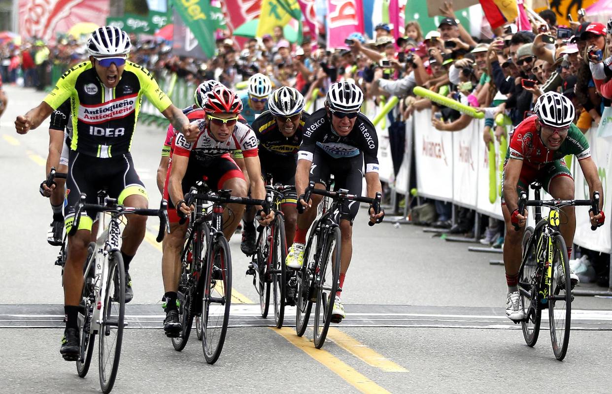 El embalaje final fue uno de los momentos más emocionantes de la carrera. Allí Chalapud logró imponerse. FOTO JAIME PÉREZ