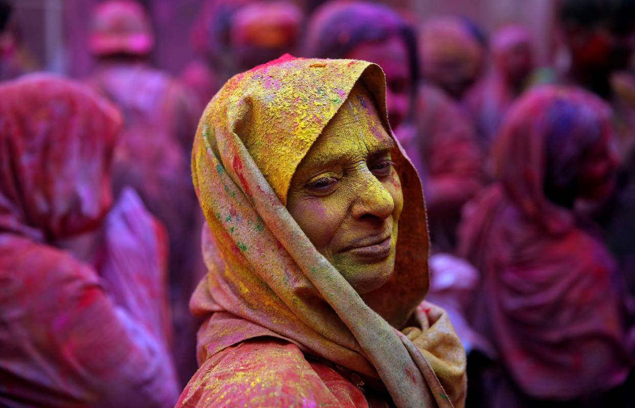 “No hay libro sagrado del hinduísmo que diga que ellas no pueden participar en las celebraciones, tocar los colores o comer buena comida, es una costumbre creada por la sociedad y estamos tratando de romperla”, aseguró Verma. FOTO REUTERS