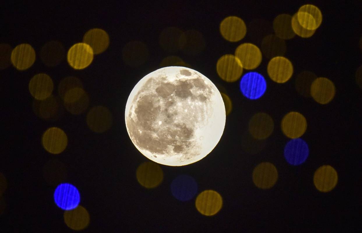 Este viernes 10 de enero se producirá un eclipse lunar penumbral, que será visible desde Asia, África, parte de Oceanía y casi toda Europa, incluida España. FOTO EFE