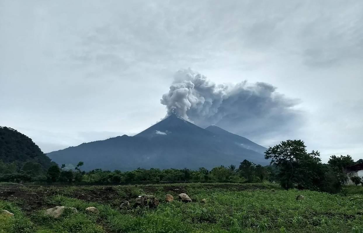 Las brigadas de socorro evacuaron a 3.265 y de ellos 1.364 están albergados en centros de los departamentos de Sacatepéquez y Escuintla. FOTO AFP