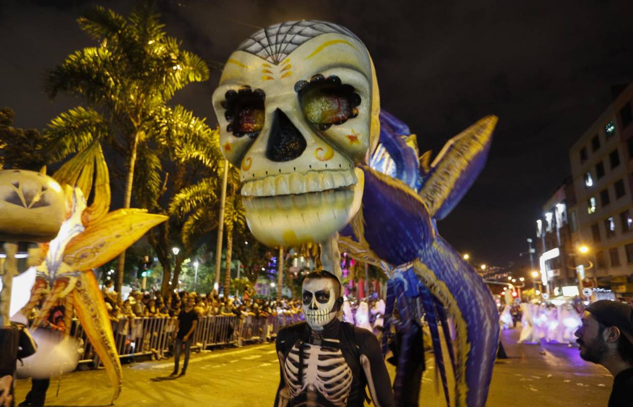 La llorona, el cura sin cabeza, la patasola y otros mitos y leyendas hacen parte del tradicional desfile en la ciudad de Medellín, que es considerado patrimonio cultural inmaterial de Latinoamérica. Foto: Manuel Saldarriaga Quintero