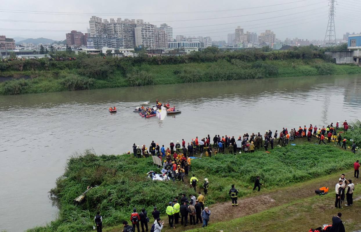 En la aeronave que cayó al río Jilong de Taipei viajaban 58 personas. FOTO AFP