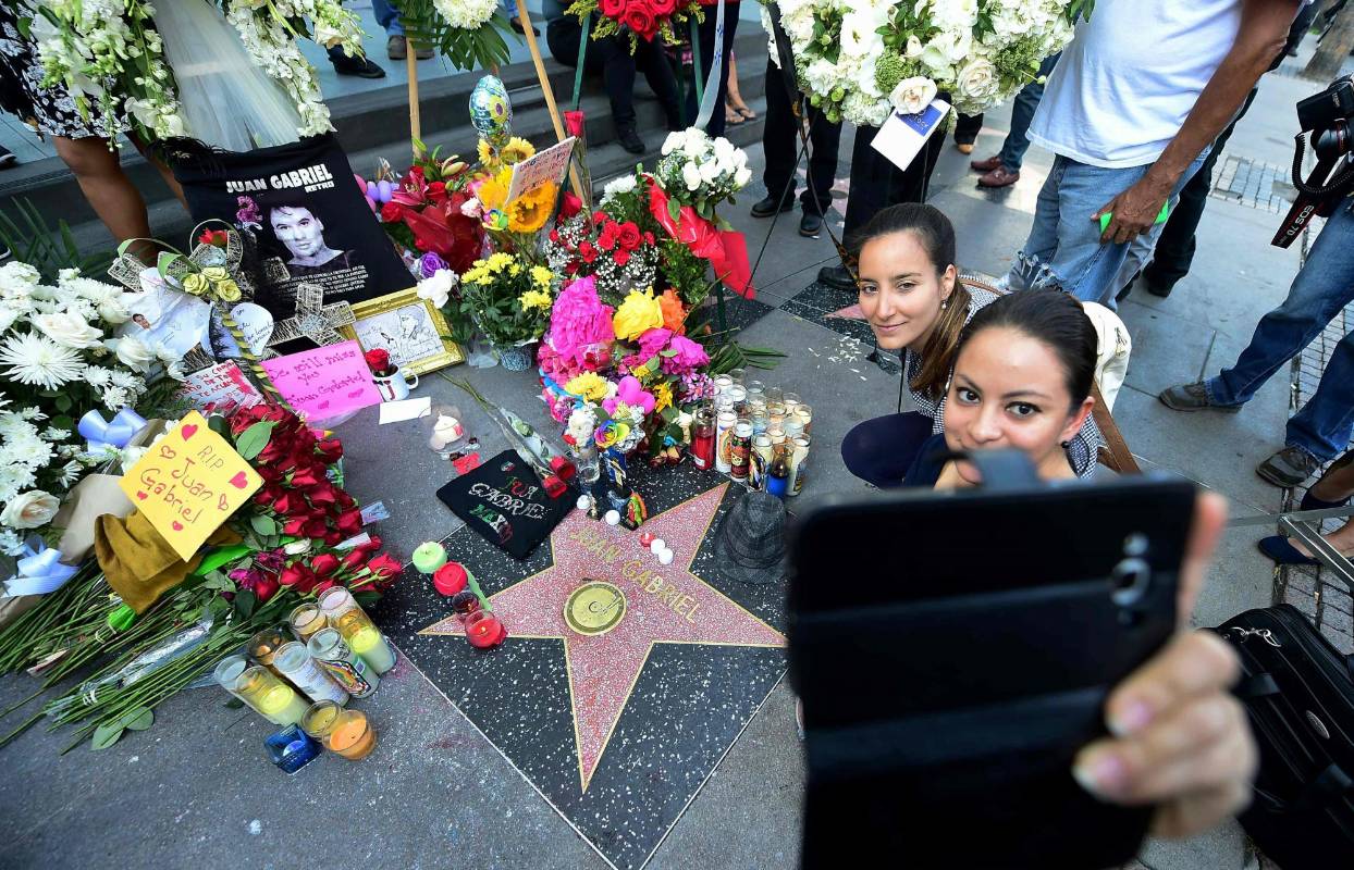 El cuerpo del artista permaneció en su residencia de Santa Mónica hasta la noche del domingo, cuando fue trasladado a la funeraria Malinow Silverman, situada a pocos kilómetros del Fórum de Inglewood, donde el cantante ofreció el último concierto de su vida el pasado viernes, y del aeropuerto internacional de Los Ángeles. FOTO AFP