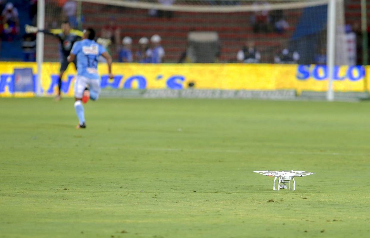 La Arocivil prohibió el uso de los drones sobre áreas congestionadas, edificaciones o directamente sobre público o aglomeraciones de personas. FOTO JUAN ANTONIO SÁNCHEZ
